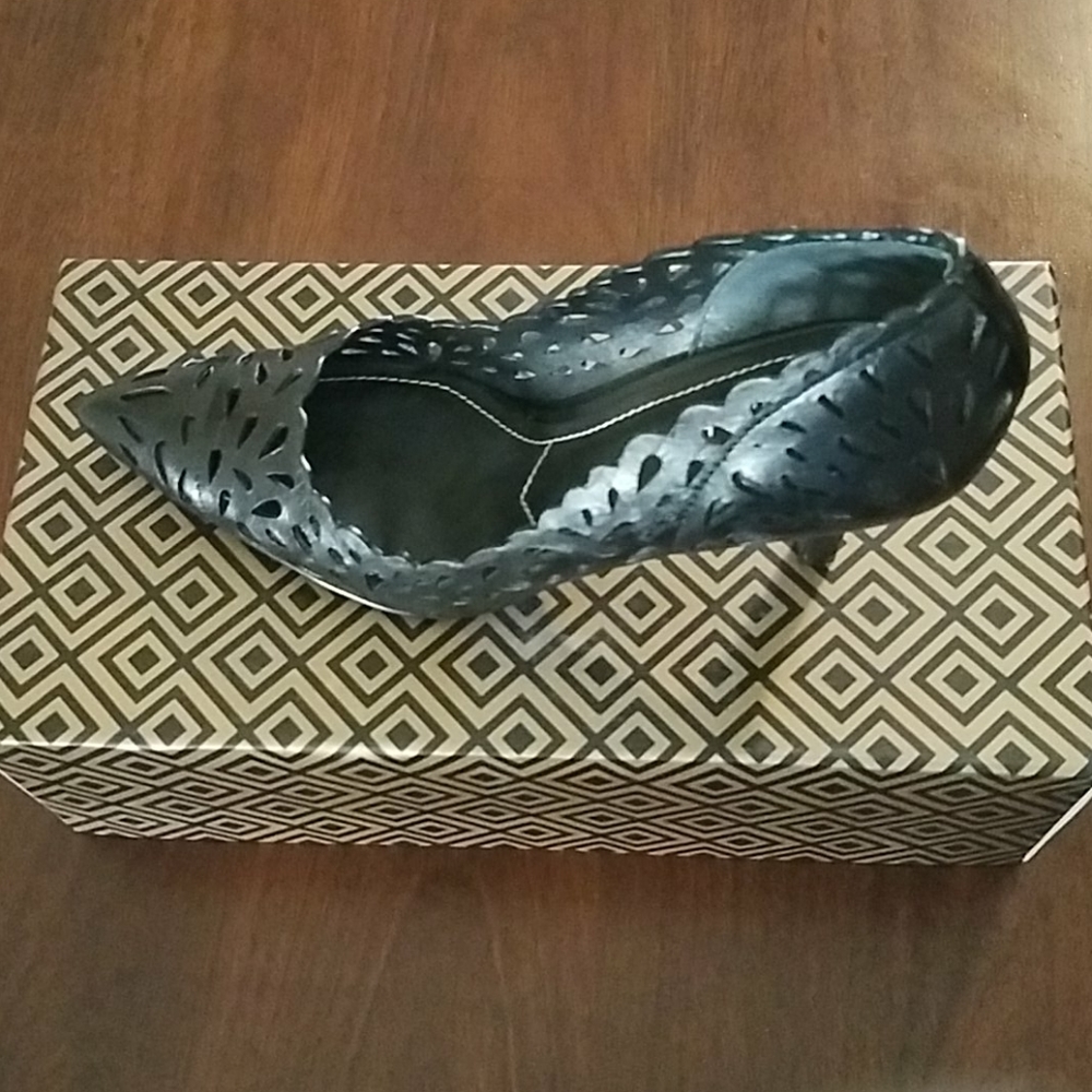 Black lace leather pumps